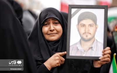 شکار لحظه طلایی عکاس در تشییع شهدا