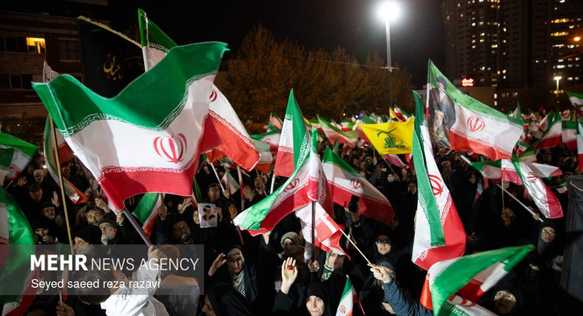 خروش پرشور مردم تهران در میدان انقلاب  