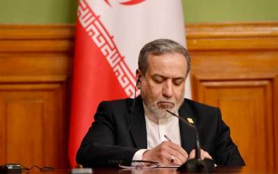 عراقچی: ذخایر موشکی ما ۱۲۰ درصد و آمادگی ما برای دفاع ۱۰۰۰ درصد است/ ایرانیان هرگز در برابر فشار سر خم نمی‌کنند