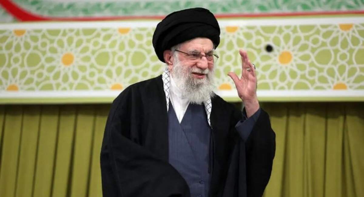 تصاویر قدیمی از رهبر و فرماندهان شهید  