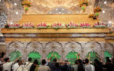 گل‌آرایی ضریح امام حسین (ع) به مناسبت عیدالله الاکبر  <img src="https://cdn.jahannews.com/images/picture_icon.png" width="11" height="10" border="0" align="top">